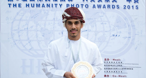 سالم البوسعيدي يحصد الجائزة الوثائقية في الجائزة الدولية للصورة الإنسانية ٢٠١٥