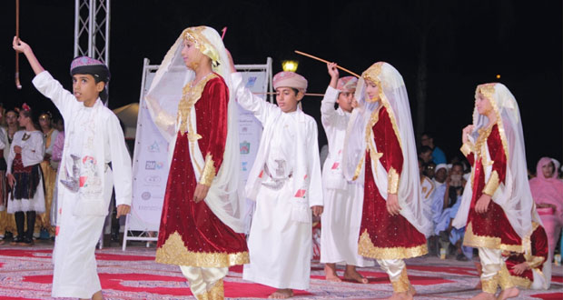 "أهلاً لفلكلور الطفل العماني" تحتفل بالطفولة العمانية تحت شعار "أطفال عمان للسلام"
