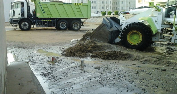 بلدية مسقط تواصل جهودها لإزالة الاضرار التي تسببت بها الامطار