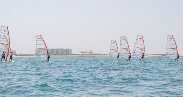 أشبال عمان للإبحار يخوضون سباقات تحديد المستوى في فئات الأوبتمست والليزر 4.7 وألواح التزلج الشراعية