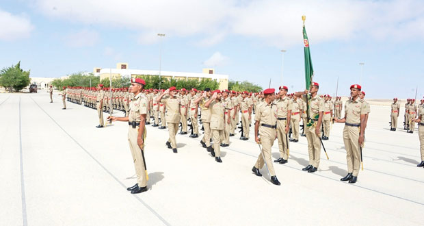 الجيش السلطاني العماني يحتفل بتخريج دورة ضباط الخدمة المحدودة 