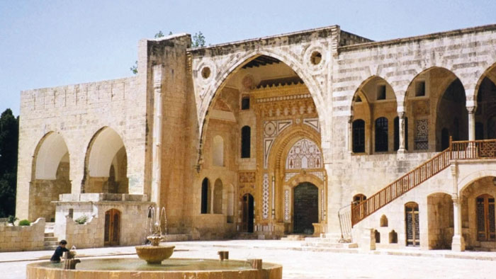 قصر بيت الدين .. حكاية جمال لعبق التراث والثقافة في لبنان