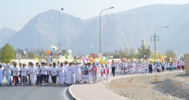 تنظيم يوم المشي العالمي بولاية خصب بمشاركة واسعة من أبناء الولاية