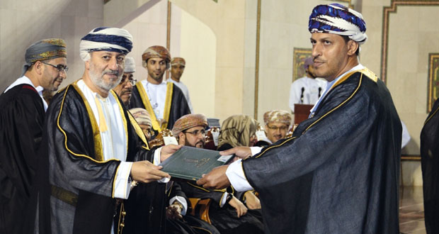 وزير الدولة و محافظ ظفار يرعى حفل تخريج 1549 من طلبة الكليات الإنسانية بجامعة السلطان قابوس