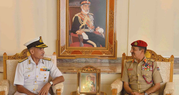 رئيس أركان قوات السلطان المسلحة وقائد البحرية السلطانية العمانية يستقبلان وفداً من البحرية الهندية