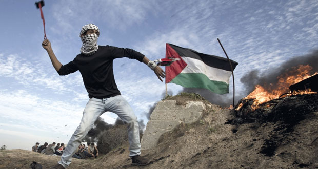 الاحتلال يداهم قرى الضفة ويعسكر شوارعها والفلسطينيون يتصدون في الخليل وجنين