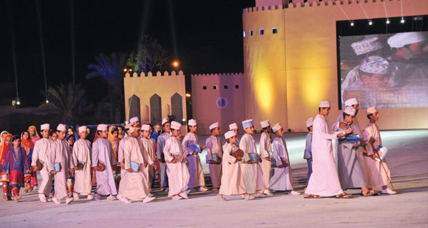 بمشاركة 4000 من أبناء المحافظة.. حمد بن ثويني يرعى احتفال جنوب الباطنة بالعيد الوطني الـ (45) المجيد