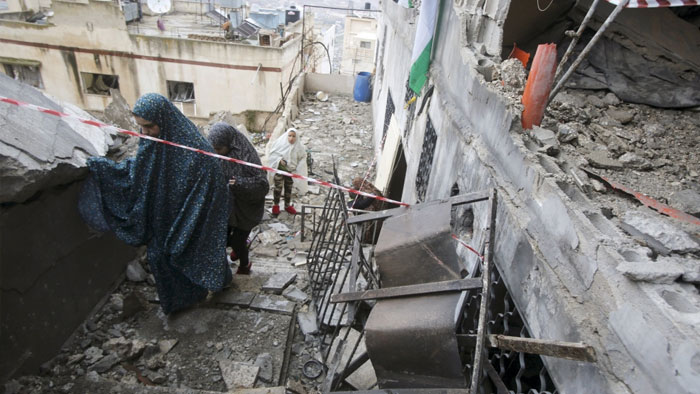 شهيد فلسطيني والاحتلال يواصل تفجير منازل الفلسطينيين