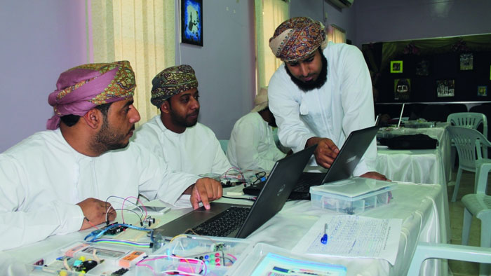 تعليمية مسقط تنظم حلقة عمل للمعلمين والمعلمات بالمدارس في برمجة حقيبة الأردوينو