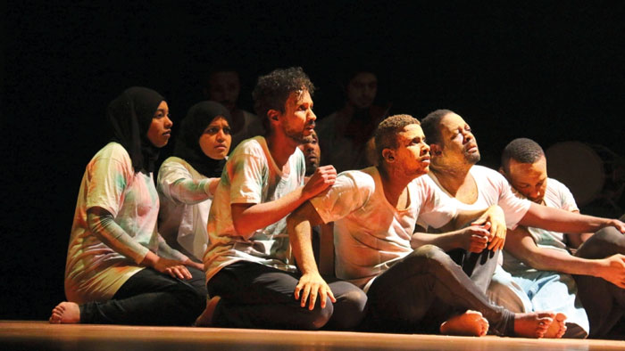 "مسقط الحر" يسافر تحت ضوء "قمر وصحراء" بمهرجان المسرح العماني السادس