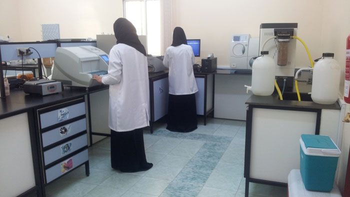 مختبر بلدية صحم يجري فحوصات على 2885 عينة من المواد الغذائية ومياه الشرب