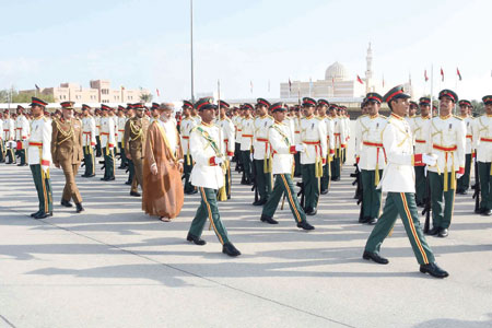 الجيش السلطاني العماني يحتفل بتخريج دورة الضباط المرشحين والجامعيين التخصصيين
