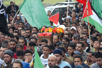 تشييع جثامين شهداء عقب تحريرهما من قبضة الاحتلال..وميليشياته تهاجم المحتجين