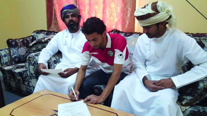 نادي الوسطى يتعاقد مع اللاعب أكرم الورافي