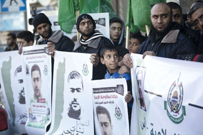 الآلاف يشيعون جثامين الشهداء في (سعير) رغم محاولات الاحتلال طمس جرائمه