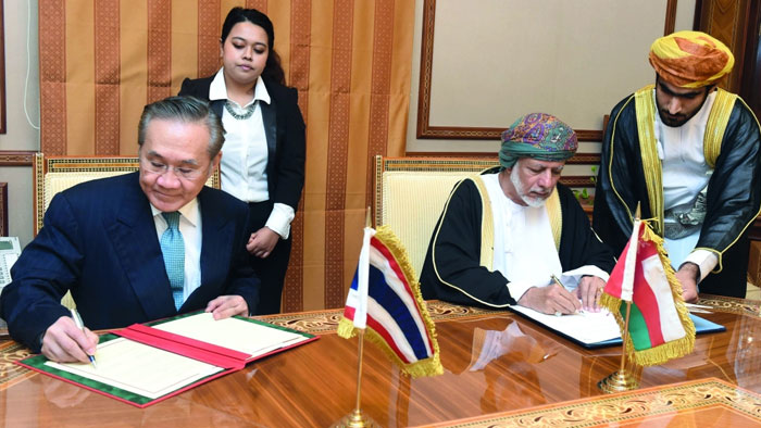 التوقيع على مذكرتي تفاهم بين السلطنة وتايلند في المجالين السياسي والصحي وبحث التعاون السياحي