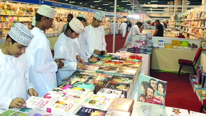 معرض مسقط الدولي للكتاب يشهد حضورا جماهيرا واسعا متنوعا في يومه الثاني