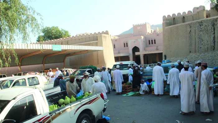 بلدية نزوى تطبق عددا من الإجراءات لتنظيم عملية البيع والشـراء بسوق نزوى المركزي