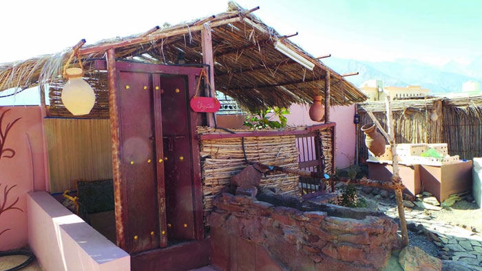 محمد العبري يطمح في إنشاء قرية تراثية للمقتنيات الأثرية ومجسمات للقلاع والحصون بولاية الرستاق