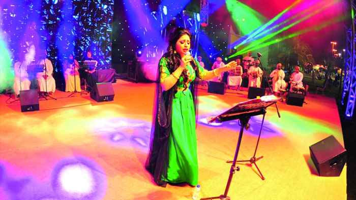 حصة الإمارتية تسحر زوار حديقة النسيم بكلماتها وصوتها العذب