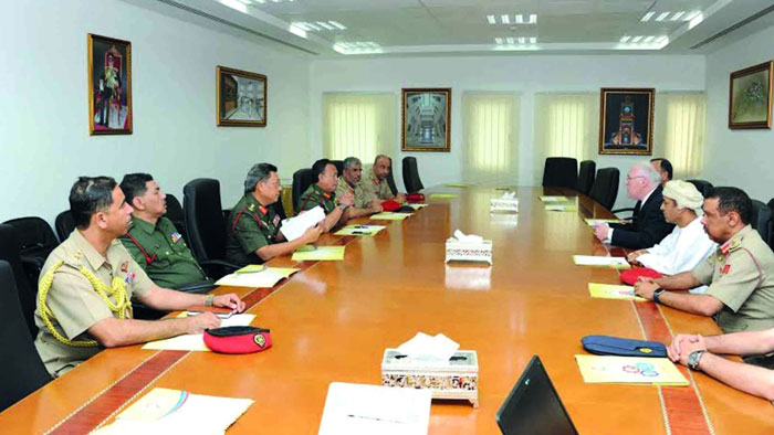 رئيس أركان قوات السلطان المسلحة يستقبل القائد العام للقوات المسلحة الماليزية