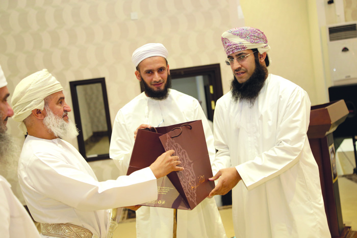  نزوى تكرم مؤلف موسوعة السلوى في تاريخ نزوى