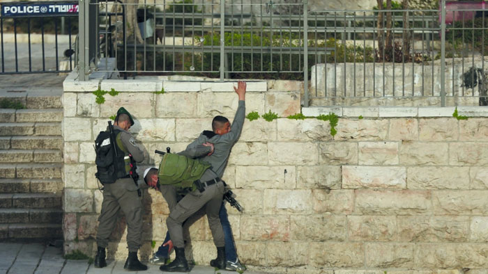 الاحتلال يواصل إجرامه ويشن حملة اعتقال وترويع بالضفة شملت 33 فلسطينيا