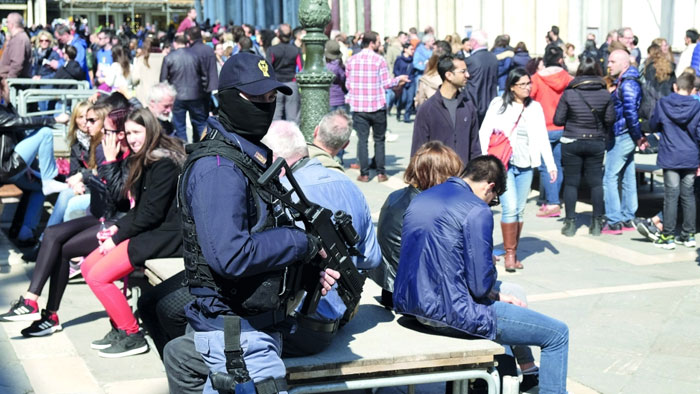 هجمات بروكسل : مداهمات جديدة للشرطة ومشتبه به في فرنسا