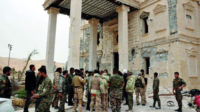 الجيش السوري يحكم قبضته على قلعة تدمر الأثرية ومقتل الرجل الثاني في (داعش)