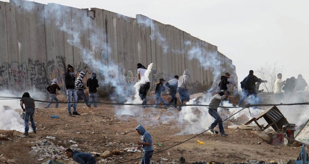 جيش الاحتلال يشن حملة اعتقالات في الضفة ويحول منزلا فلسطينيا إلى نقطة تفتيش