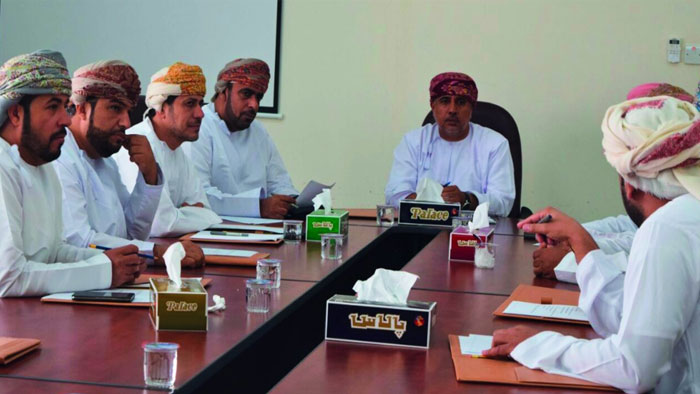 والي شناص يترأس اجتماع لجنة الشؤون البلدية بالولاية