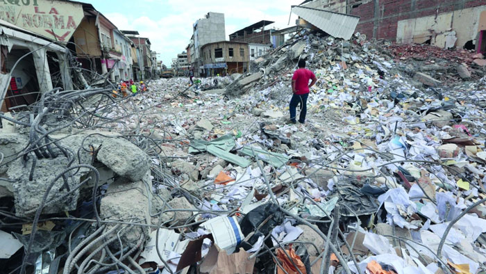 زلزال الإكوادور: مئات القتلى والمفقودين وإجراءات اقتصادية مشددة لمواجهة العواقب