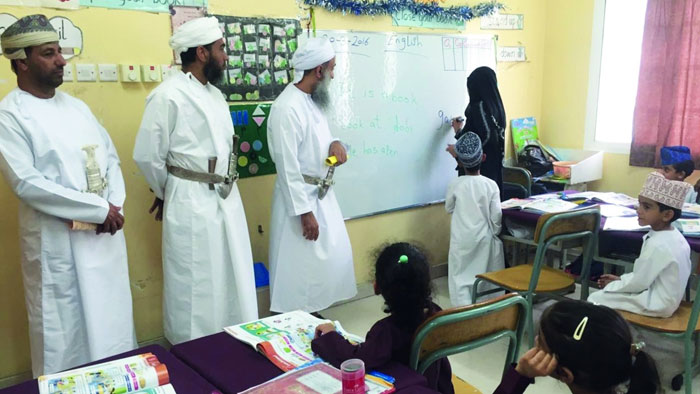 لجنة التربية والتعليم بالشورى تزور المدارس الخاصة بجنوب الباطنة