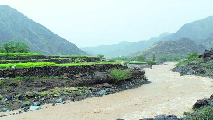 هطول أمطار بين المتوسطة والغزيرة على عدد من قرى الرستاق