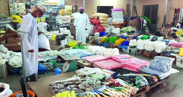 سوق الجمعة بصحار .. ملتقى التجار ومقصد للزوار والباحثين عن عبق الماضي