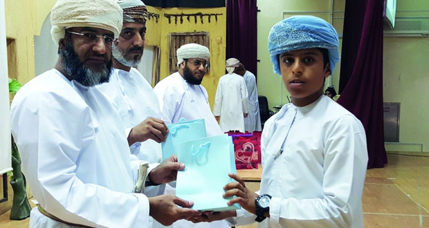  الاحتفال بتكريم المجيدين في التحصيل الدراسي وأولمبياد الرياضيات والروبوت التعليمي بتعليمية جنوب الباطنة
