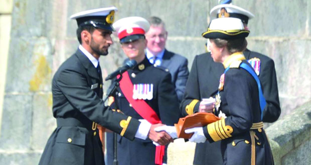  ضابط من البحرية السلطانية العمانية يحصل على الجائزة الأدميرالية البريطانية