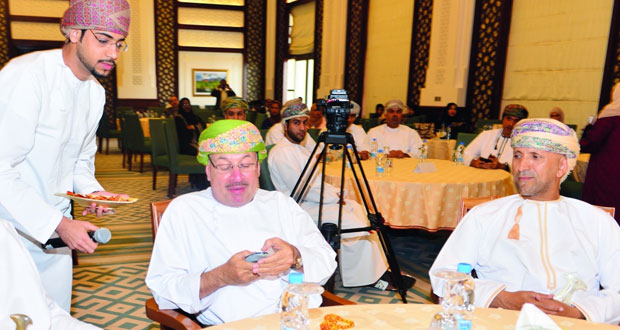 رئيس بلدية مسقط يدشن تطبيق "بلديتي" لتقديم الخدمات البلدية إلكترونيا على الهواتف الذكية