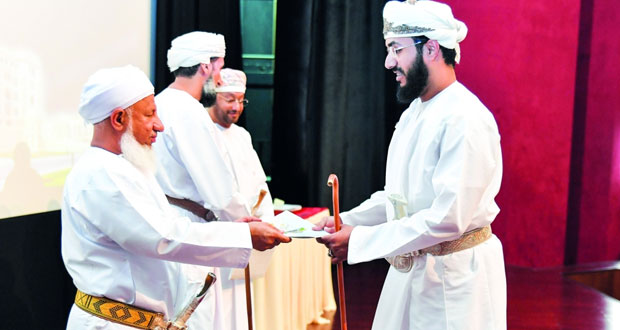  رئيس المحكمة العليا يكرم القضاة وموظفي المحاكم وأعضاء الادعاء العام بظفار