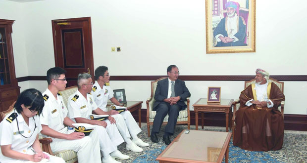 نائب محافظ مسقط يستقبل قائد سفن تابعة للقوات البحرية اليابانية