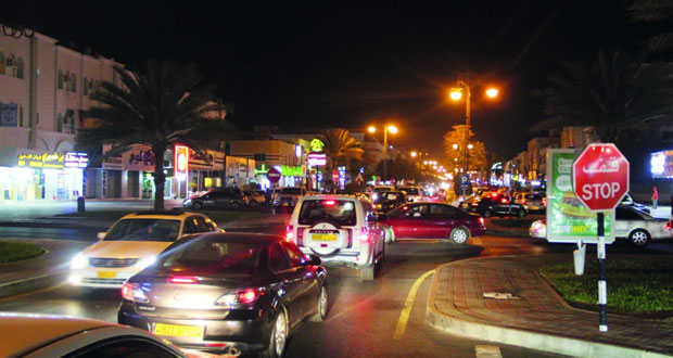 مستخدمو طريق سوق الخوض التجاري يطرحون حلولا لتقليل مشكلة الازدحام المروري