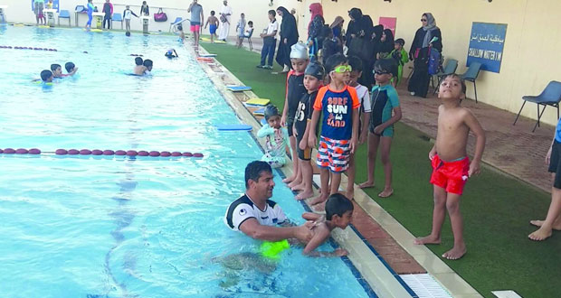 مدربون وطنيون يقيمون دورات تدريبية في السباحة لمختلف الأعمار السنية 