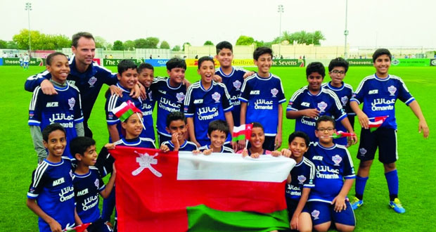 أكاديمية مسقط لكرة القدم تفوز بثلاث جوائز بكأس السوبر للشباب في دبي