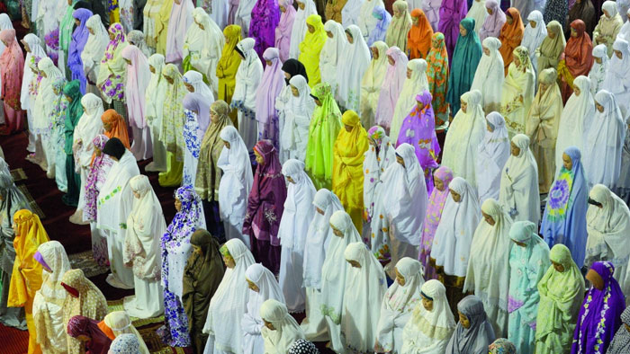 اندونيسيات يؤدين الصلاة في ثالث ليالي رمضان بمسجد الاستقلال في جاكرتا امس