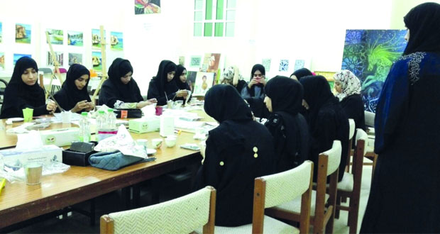 مرسم الشباب بصحار ينظم حلقة عمل للتعريف بفن «الديكوباج»
