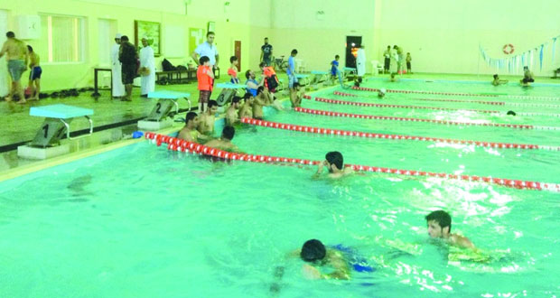 إقامة فعاليات الأيام الرياضية المفتوحة للسباحة بمجمع بنـزوى