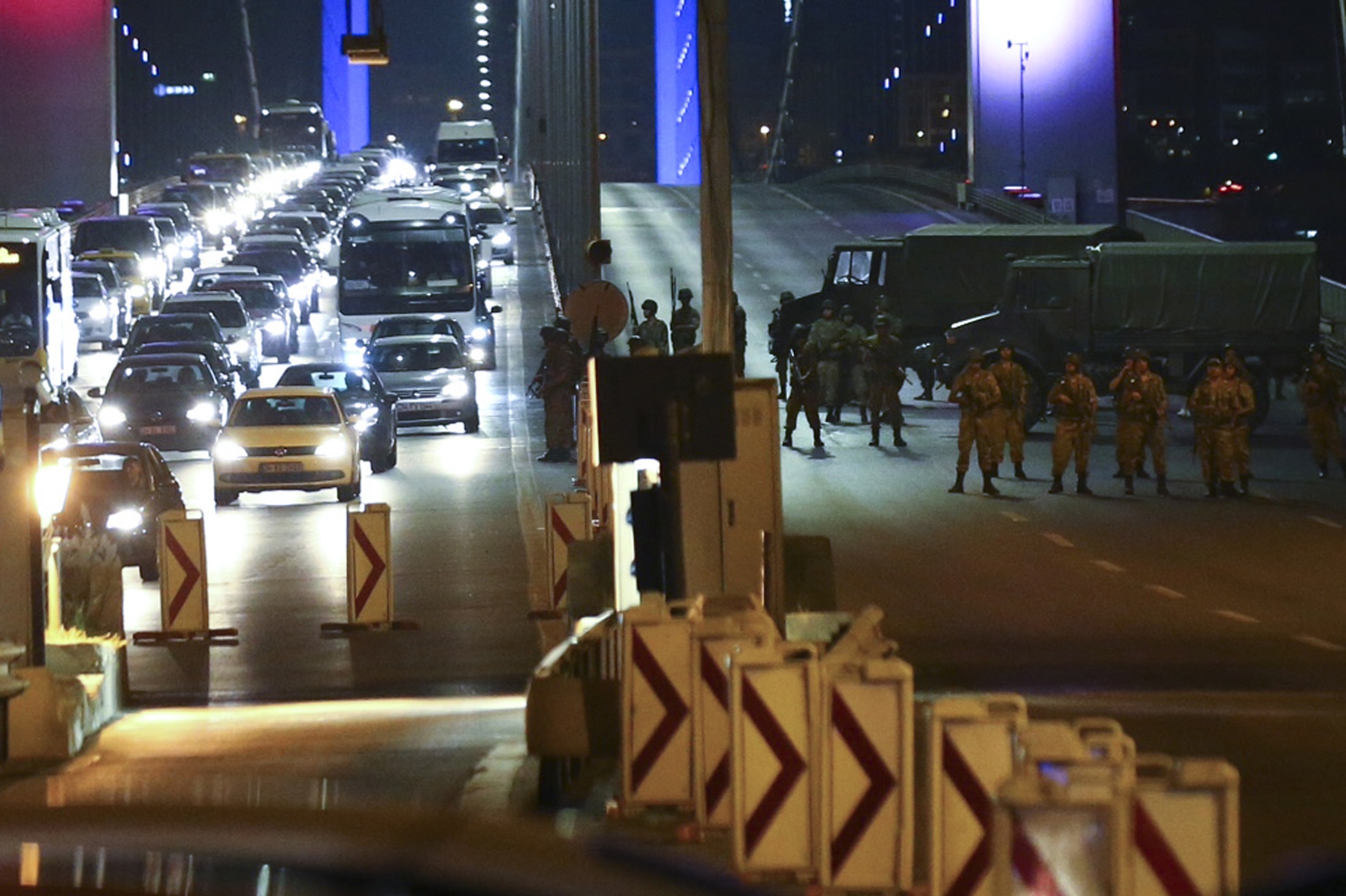  الجيش التركي يعلن استيلائه على السلطة .. وأردوغان يدعو للتظاهر 