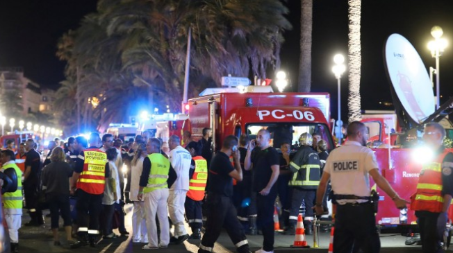 ٧٥ قتيل إثر دهس شاحنة لمحتفلين باليوم الوطني لفرنسا في نيس.. والشرطة تقتل السائق بالرصاص