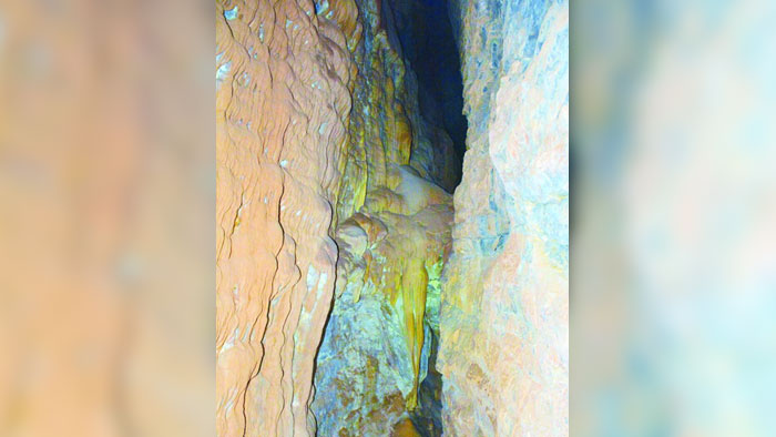 فريق استكشافي عماني يعثر على كهف جديد في منطقة الجبول بالجبل الأخضر