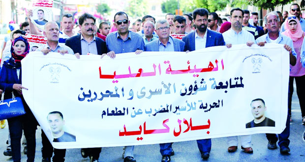 أسرى مضربون عن الطعام بـ(عوفر) يتعرضون للتنكيل والتفتيش العاري في سجون الاحتلال